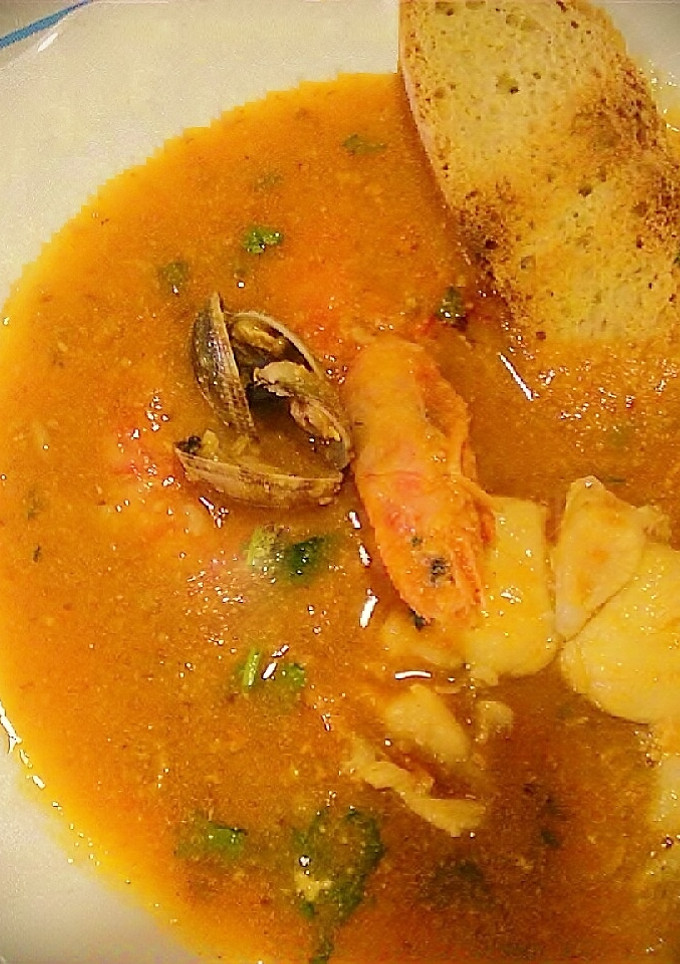 Una foto de Olla de rape y marisco a la marinera