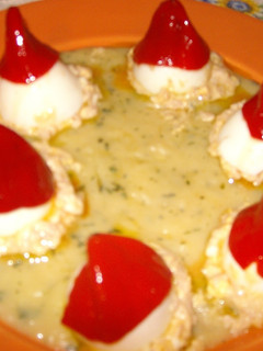 Una foto de Huevos rellenos de pollo