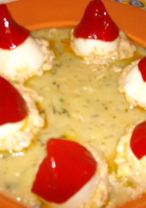 Una foto de Huevos rellenos de pollo