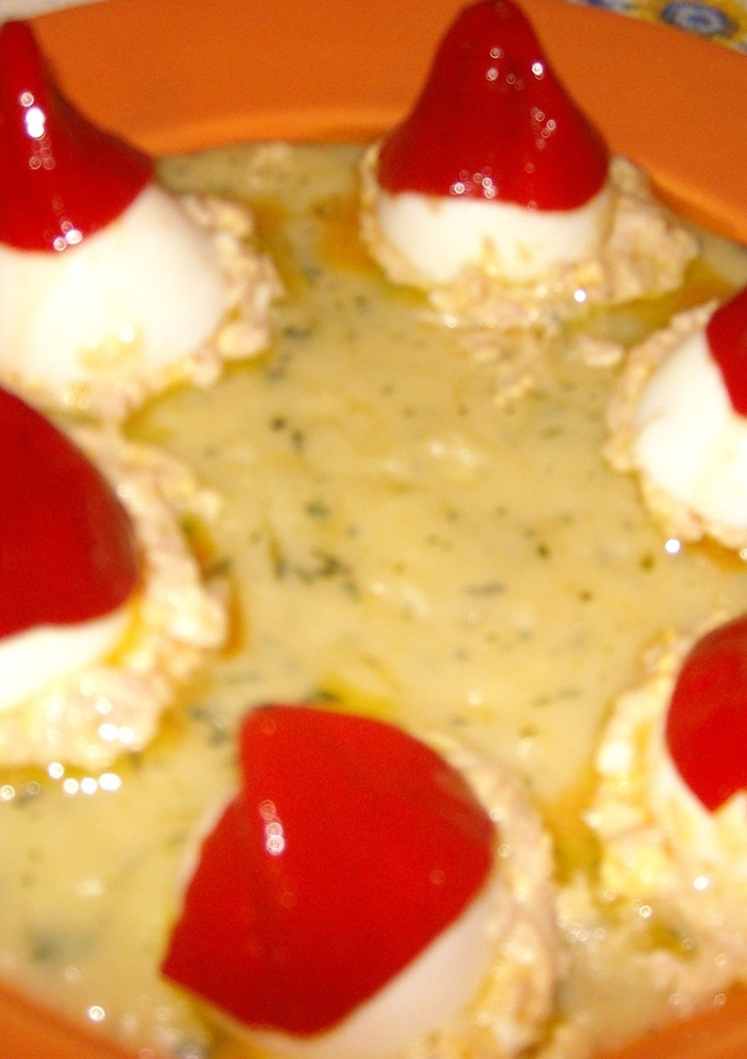 Una foto de Huevos rellenos de pollo