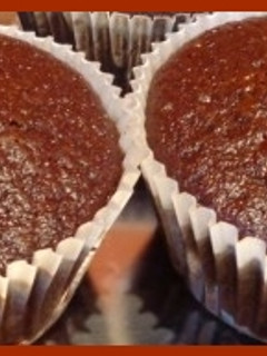Una foto de Magdalenas de chocolate caseras con pepitas de chocolate