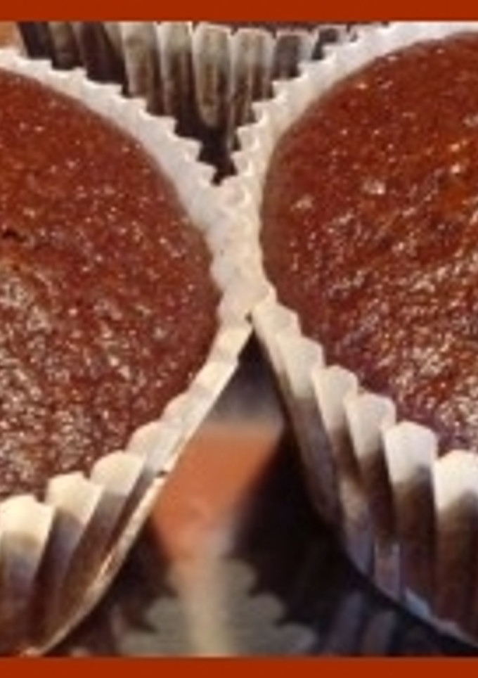 Una foto de Magdalenas de chocolate caseras con pepitas de chocolate