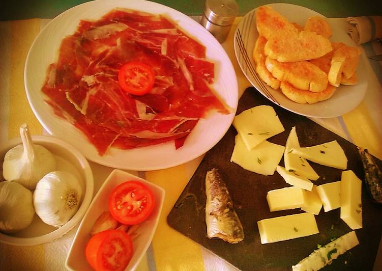 Pan con tomate, jamón ibérico y quesos surtidos