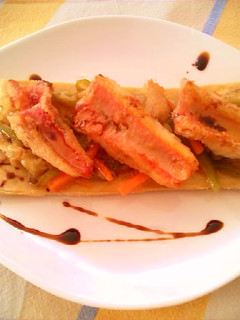 Una foto de Tosta con salmonetes y verduras variadas