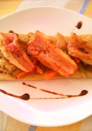 Una foto de Tosta con salmonetes y verduras variadas