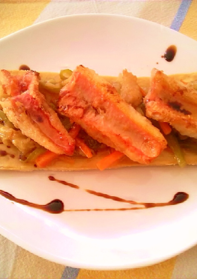 Una foto de Tosta con salmonetes y verduras variadas