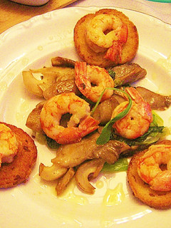 Una foto de Salteado de setas y gambas con ajetes