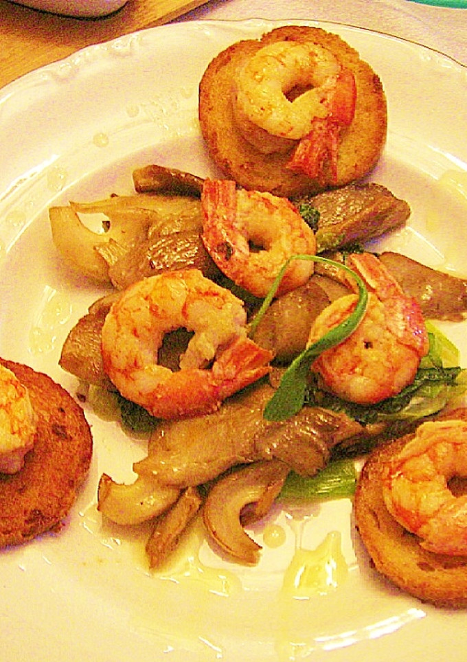 Una foto de Salteado de setas y gambas con ajetes