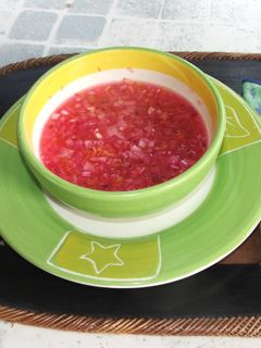 Una foto de Chile habanero con cebolla morada y naranja agria 