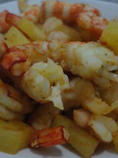 Una foto de Salteado de gambas y piña