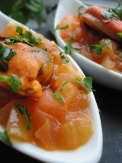 Una foto de Mejillones con concassé de tomate