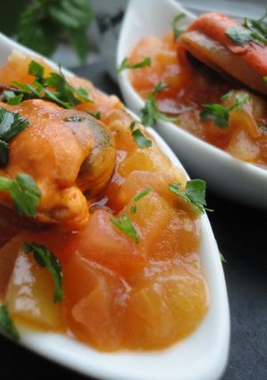 Una foto de Mejillones con concassé de tomate