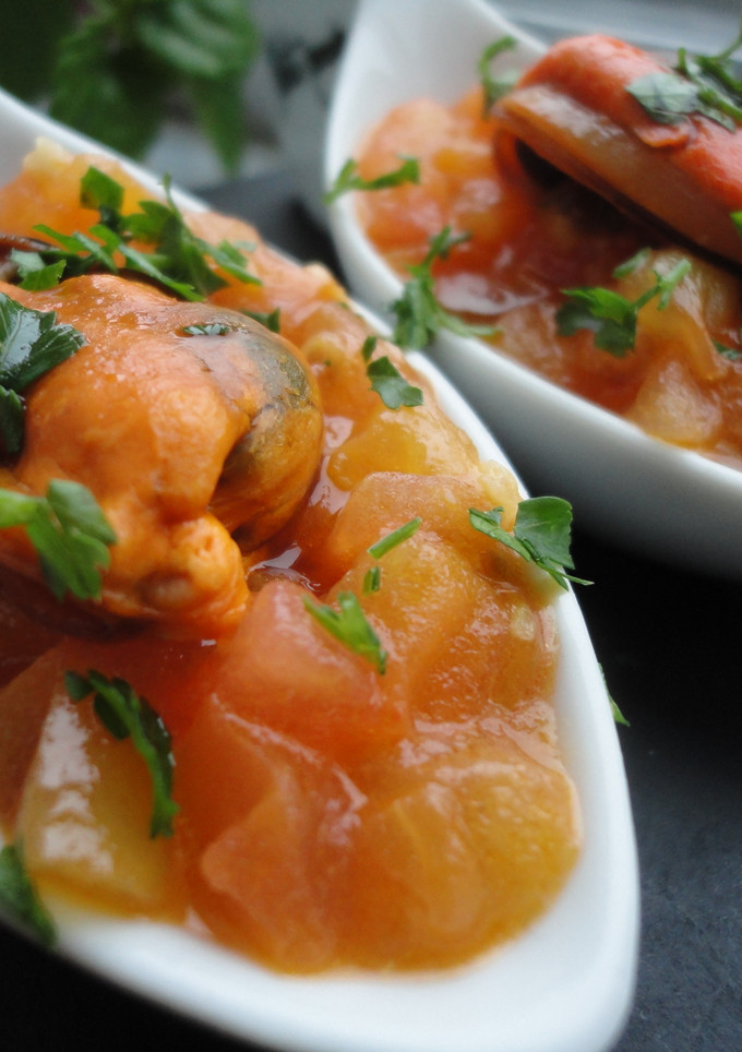 Una foto de Mejillones con concassé de tomate