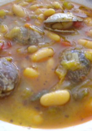 Una foto de Fabes con almejas asturianas