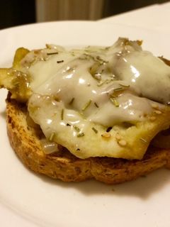 Una foto de Tosta de berenjena y cebolla caramelizada