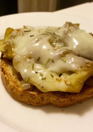 Una foto de Tosta de berenjena y cebolla caramelizada