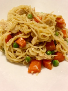 Una foto de Fideos chinos con pavo al curry