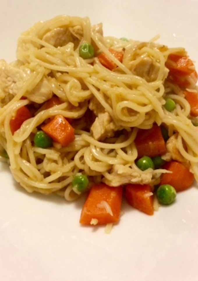 Una foto de Fideos chinos con pavo al curry