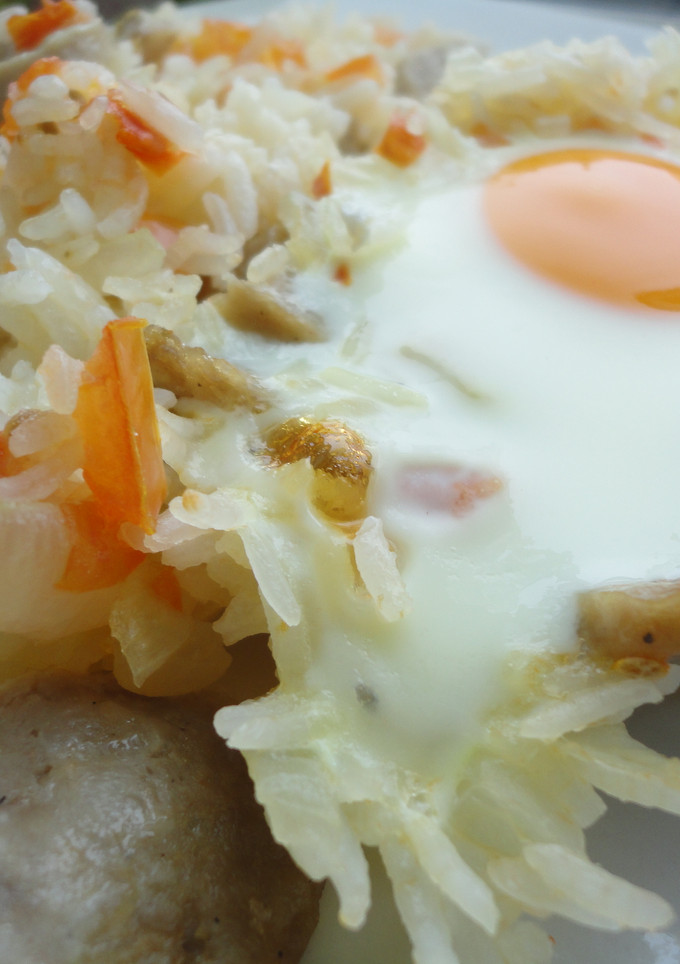 Una foto de Arroz al horno con huevos estrellados