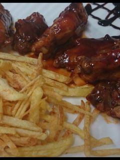 Una foto de alitas de pollo caramelizadas