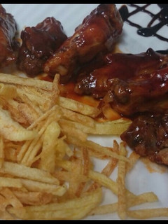 Una foto de alitas de pollo caramelizadas