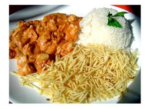 Una foto de Strogonoff de pollo brasileño