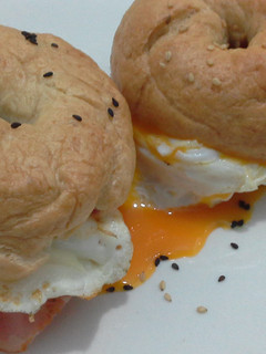Una foto de Bagel de desayuno