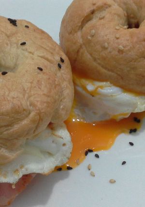Una foto de Bagel de desayuno