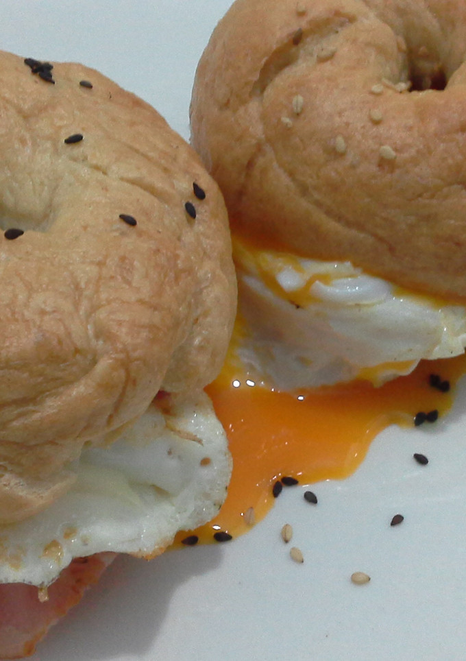 Una foto de Bagel de desayuno