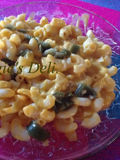 Una foto de Macarron con queso y jalapeño