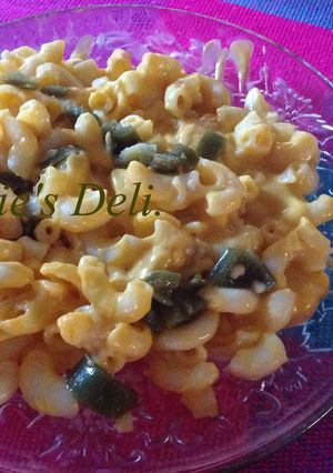 Una foto de Macarron con queso y jalapeño