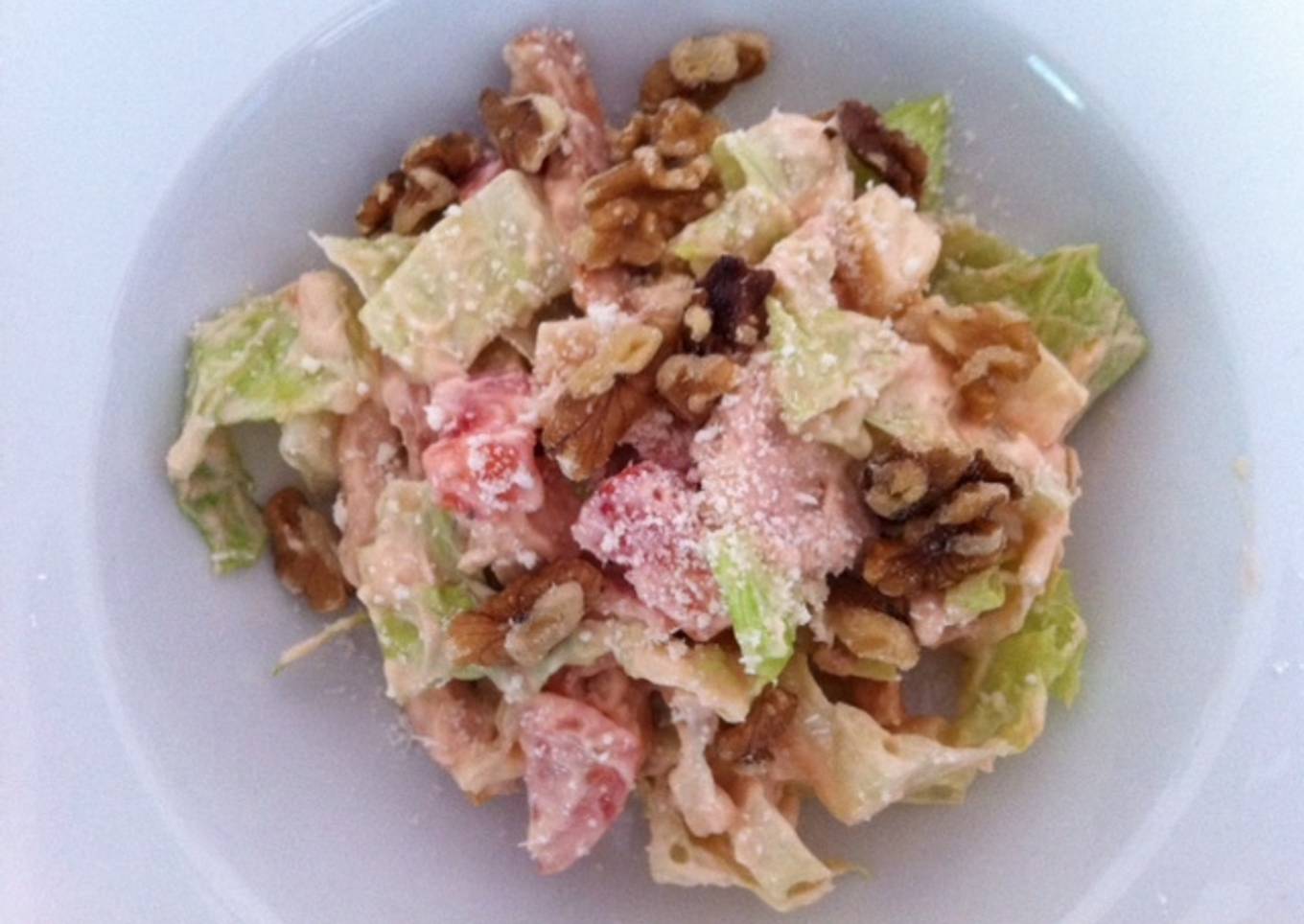 Ensalada de pollo con lechuga y manzana