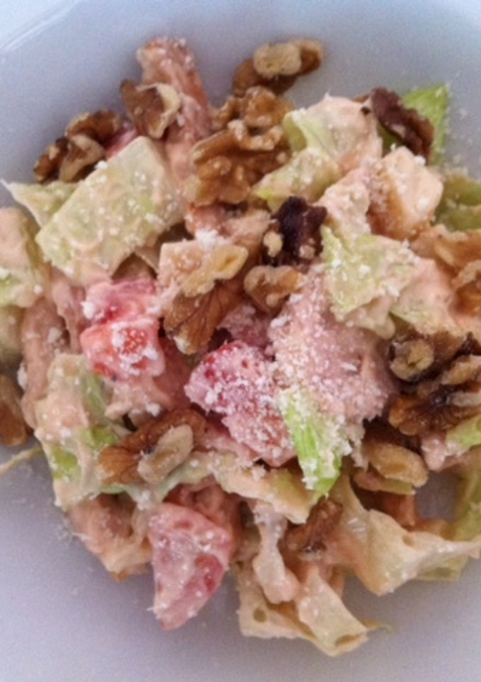 Una foto de Ensalada de pollo con lechuga y manzana