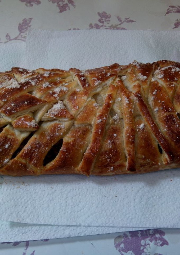 Una foto de Enlazado hojaldrado de carne y verduras