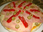 Una foto de pizza de mozzarella jamón
