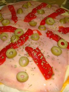 Una foto de Pizza de mozzarella, jamón y morrón