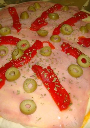 Una foto de Pizza de mozzarella, jamón y morrón