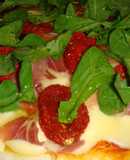 Pizza de jamón crudo, tomatitos secos y rúcula
