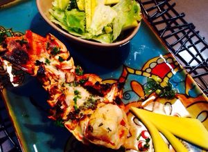 Una foto de Langosta a la parrilla con ensalada de mango