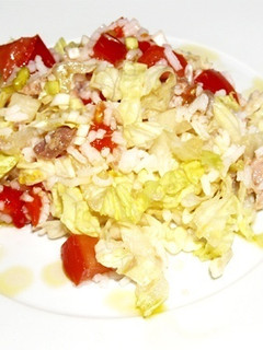 Una foto de Ensalada de arroz blanco y atún