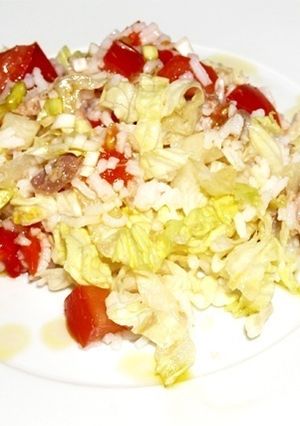 Una foto de Ensalada de arroz blanco y atún