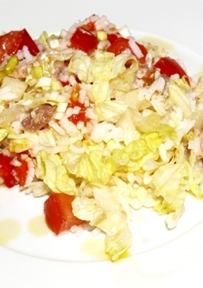 Una foto de Ensalada de arroz blanco y atún