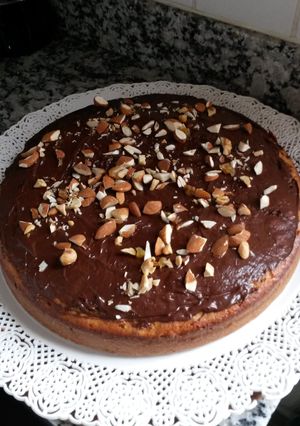 Una foto de Torta húmeda de banana, chocolate y frutos secos