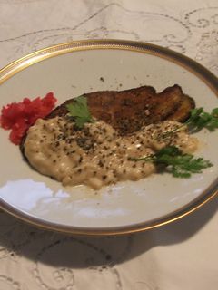 Una foto de Berenjenas con salmón rebozados con salsa blanca