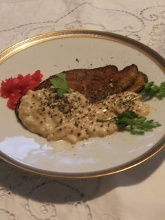 Una foto de Berenjenas con salmón rebozados con salsa blanca