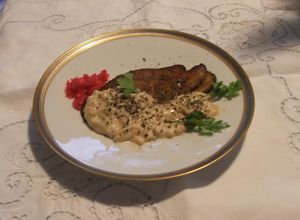 Una foto de Berenjenas con salmón rebozados con salsa blanca