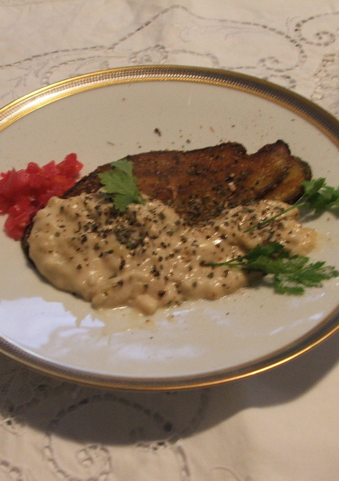 Una foto de Berenjenas con salmón rebozados con salsa blanca
