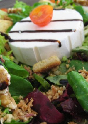 Una foto de Ensalada con queso de cabra