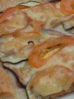 Una foto de Coca de verduras asadas y queso