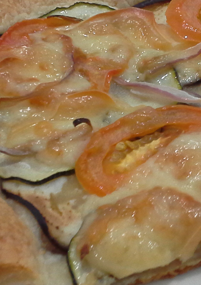 Una foto de Coca de verduras asadas y queso